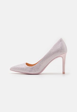 Hot pink højhælede pumps med spids tå, dækket af små, glitrende rhinestones og en glat satinfinish på hælen.