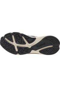 Musta ja beige urheilukengän pohja, jossa on teksturoitu kumikuvio eri kuvioilla ja näkyvä tuotemerkin logo, tarjoten pitoa ja kestävyyttä.