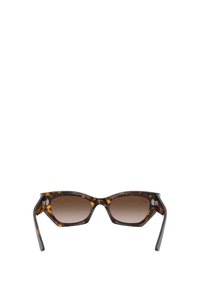 Occhiali da sole tartarugati con un design cat-eye angolare, lenti gradienti marroni e sottili dettagli hardware sulle aste.