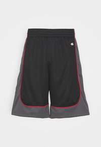 Svarta sportshorts med röda detaljer, mesh-material, elastisk midja och en logotyp på vänster sida. Kontrastgrå sid paneler.