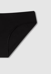 Slip inferiore nero in bikini con una trama liscia, design a vita media e cuciture a contrasto. Presenta un taglio classico e una forma minimalista.
