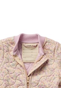 Mjukt vadderad jacka med ett pastellblommönster, mjuk rosa ribbad krage och gräddfärgad dragkedja, med en inbyggd etikett för personliga uppgifter.