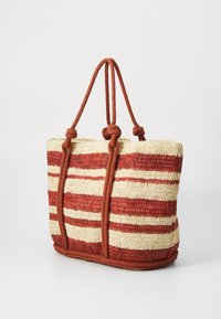 Torebka tote z naturalnych włókien w czerwono-kremowe paski, z solidnymi plecionymi uchwytami i węzłowymi akcentami.