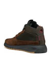 Zapatillas de mediana altura de ante marrón y malla con suela negra y acentos en burdeos, que cuentan con un diseño de cordones y un collar acolchado para mayor comodidad.