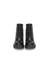 Botas de tobillo de cuero negro con un acabado texturizado, que presentan ojales de metal, cordones y una cremallera lateral, apoyadas sobre una suela gruesa y resistente.