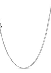 Collar de cadena de plata con un diseño liso y retorcido, cierre de langosta, que resalta un acabado brillante y pulido.