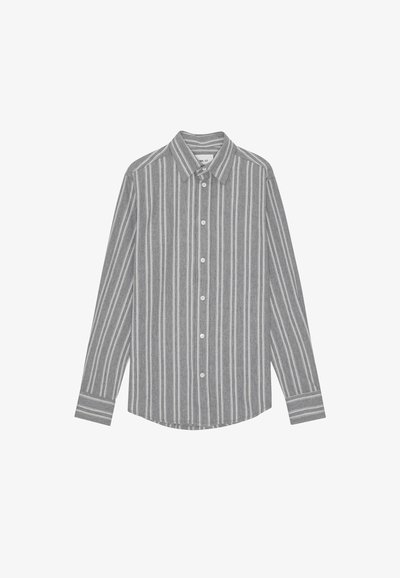 Grårandig långärmad skjorta i ett tyg med mjuk textur. Har en krage och knappstängning med vita knappar.