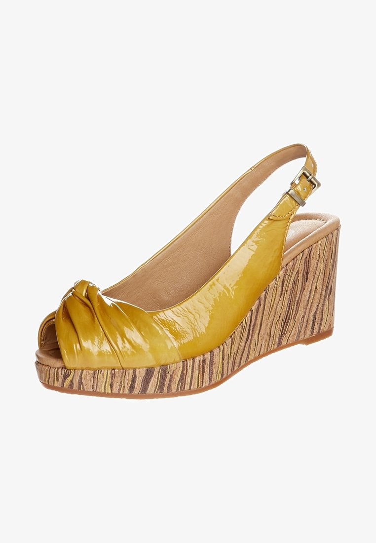 Sandale en cuir verni jaune à plateforme compensée, avec un design à bout ouvert, un détail noué sur le dessus et une plateforme texturée en bois naturel.