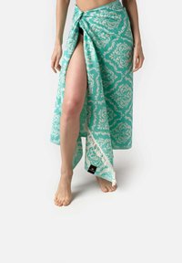 Sarong turchese a fantasia realizzato in tessuto leggero, con un design damascato, bordi frangiati e vita legata.