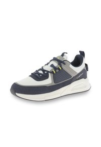 Sneaker con una combinazione di materiali blu navy e grigi, caratterizzato da un accento testurizzato, suola bianca e lacci a contrasto. Dettaglio laterale perforato.