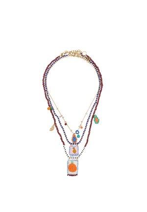 Wielowarstwowy naszyjnik z koralików z niebieskimi, brązowymi i złotymi łańcuszkami oraz prostokątnymi zawieszkami wyszywanymi pomarańczowymi i zielonymi motywami owocowymi.