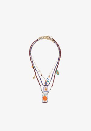 Wielowarstwowy naszyjnik z koralików z niebieskimi, brązowymi i złotymi łańcuszkami oraz prostokątnymi zawieszkami wyszywanymi pomarańczowymi i zielonymi motywami owocowymi.