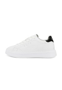 Weiße Ledersneaker mit glatter Oberfläche, runder Zehenpartie und schwarzem Lacklederakzent an der Ferse. Mit flachen Schnürsenkeln und dicker Sohle.