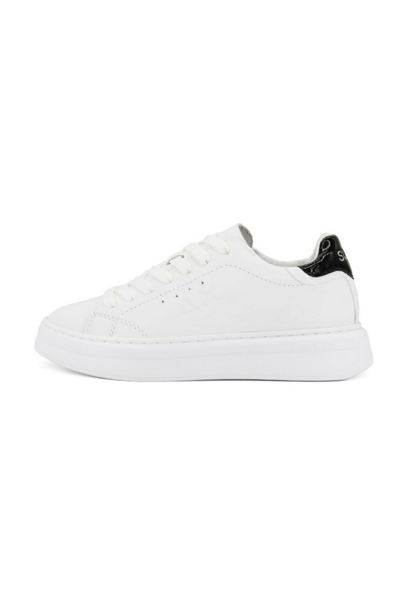 Weiße Ledersneaker mit glatter Oberfläche, runder Zehenpartie und schwarzem Lacklederakzent an der Ferse. Mit flachen Schnürsenkeln und dicker Sohle.