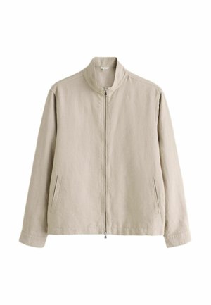 Beżowa casualowa kurtka na długi rękaw z kołnierzem stójką, przednim zamkiem błyskawicznym i dwoma bocznymi kieszeniami z rozcięciami, wykonana z lekkiego materiału.