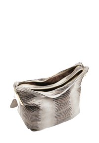 Metallinen hopeinen käärmeennahkatekstuurilla varustettu laukku, jossa on kaksinkertaiset vetoketjujen sulkemiset, pehmeä sisävuori ja tasapohja vakauden takaamiseksi.