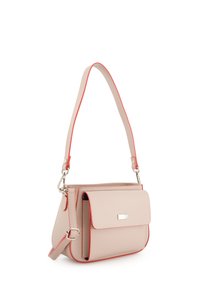 Lys beige håndtaske med en struktureret design, kontrasterende koralfarvet kant og slank sølv hardware. Har en aftagelig skulderrem.