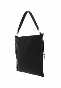 Bolso de hombro de cuero negro con un diseño plano, que incluye un bolsillo con cremallera y herrajes plateados. Correa delgada para llevar.