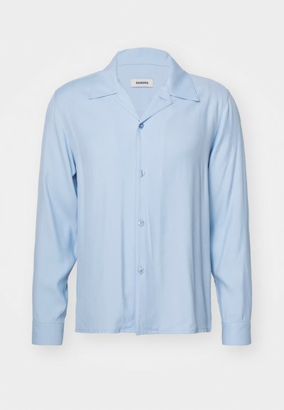 Lichtblauwe, lange mouwen, button-up shirt met een camp collar, gemaakt van een soepele stof. Heeft een rechte snit en blauwe knopen.
