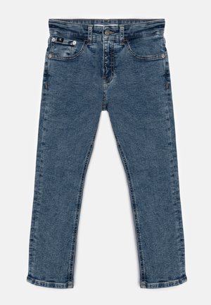Jean en denim bleu moyen à jambes droites avec cinq poches, passants pour ceinture, fermeture par bouton et détails discrets d'estompage.