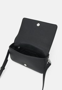 Schwarze Leder-Crossbody-Tasche mit strukturiertem Finish, Magnetverschluss und silbernen Beschlägen. Das Innere verfügt über eine Reißverschlusstasche.