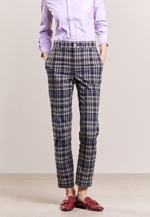 Marineblauwe geruite broek met een mix van crème, bordeauxrood en groene tinten. Heeft zijzakken, een getailleerde pasvorm en een knoopsluiting in de taille.