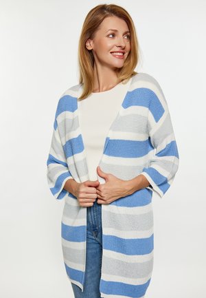 Cardigan deschis tricotat, cu dungi orizontale gri și bleumarin, mâneci trei sferturi și o croială lejeră. Textura este moale și ușoară.