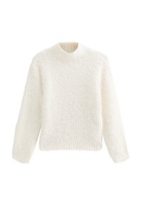 Suéter blanco de punto, esponjoso, con un cuello alto, un corte ligeramente cropped y mangas largas. Patrón texturizado en toda la tela.