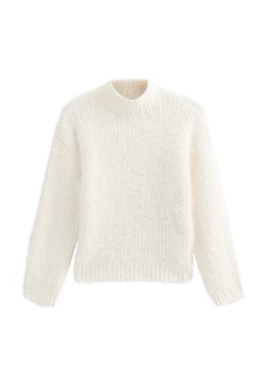 Maglione bianco, soffice, lavorato a maglia, con un collo alto, taglio leggermente corto e maniche lunghe. Pattern testurizzato su tutto il tessuto.