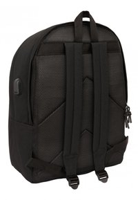 Zaino nero realizzato in tessuto testurizzato. Presenta spallacci imbottiti, dettagli in rete e un compartimento con zip sul lato.