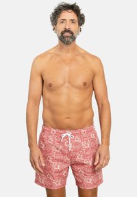 Bañador rojo con un patrón floral blanco, que cuenta con un cierre de cordón y un corte relajado. Tejido suave con una textura transpirable.