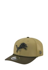 Khakifarbenes Cap mit strukturiertem Design, das ein erhabenes schwarzes Löwenlogo zeigt. Hergestellt aus einem strukturierten Material, mit einem kontrastierenden dunkelgrünen Schirm.