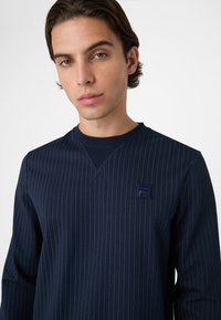 Fila APPAREL BRERA REGULAR PINSTRIPED CREWNECK  - Felpa - black iris egret striped
