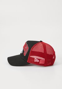 Sorte og røde baseballkasket med netbag, prydet med broderet "CHICAGO" på forsiden og hvide detaljer. Buet skygge, struktureret design.