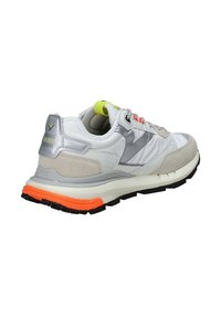 Weiße und graue Sportsneaker mit reflektierenden Akzenten, strukturiertem Wildleder, neongelber Außensohle und einem gepolsterten Kragen für Komfort.