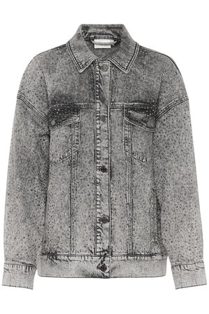 Črna in siva denimska jakna z gumbnim zapiranjem, dvema žepoma na prsih in okrasnimi konicami. Ima klasičen ovratnik in sproščen kroj.
