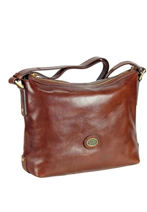 Sac bandoulière en cuir marron avec fermeture éclair, texture lisse, plaque logo en laiton et bandoulière réglable. Présente des bords arrondis et des détails de couture.