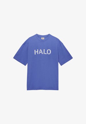 Niebieska koszulka z krótkim rękawem i białym napisem "HALO" na środku klatki piersiowej oraz okrągłym dekoltem.