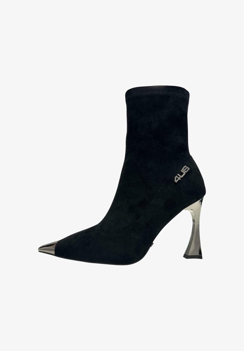 Stivaletto alla caviglia in suede nero con punta appuntita, tacco metallico e dettaglio logo sul lato. Texture liscia e design elegante.