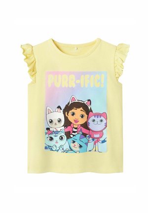 Camiseta amarilla de manga corta con mangas con volantes. Presenta un gráfico colorido de una chica y gatos de dibujos animados con el texto "¡PURR-ÍFICO!" en negrita.