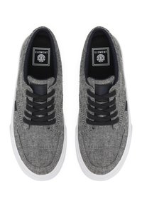 Sneakers in tessuto grigio con superficie testurizzata, lacci blu navy e suola in gomma bianca. Presentano un logo sulla linguetta e accenti laterali.