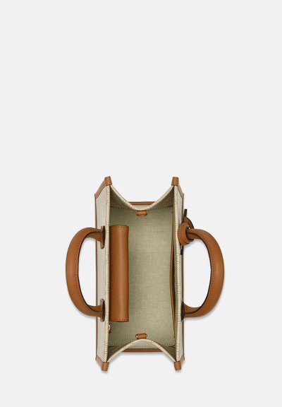 Sac à main structuré avec un extérieur en toile beige clair, des poignées en cuir marron et un intérieur lisse avec un compartiment central.