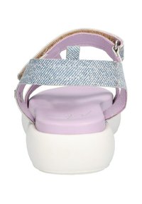 Schuhe mit einem hellblauen gemusterten Riemen, einer rosa Innensohle und einer weißen, klobigen Sohle, entworfen im offenen Rückendesign für einfaches Anziehen.