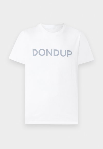 Λευκό T-shirt με κοντά μανίκια και στρογγυλή λαιμόκοψη, με εκτυπωμένο ανοιχτό γκρι κείμενο "DONDUP" στο στήθος, παρουσιασμένο σε απλό φόντο.