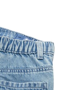 Heledad sinine denim lühikesed püksid elastse vöökohtaga, nähtava õmblusega ja ülahelmega. Kangas on pehme ja kergelt tuhm tekstuuriga.