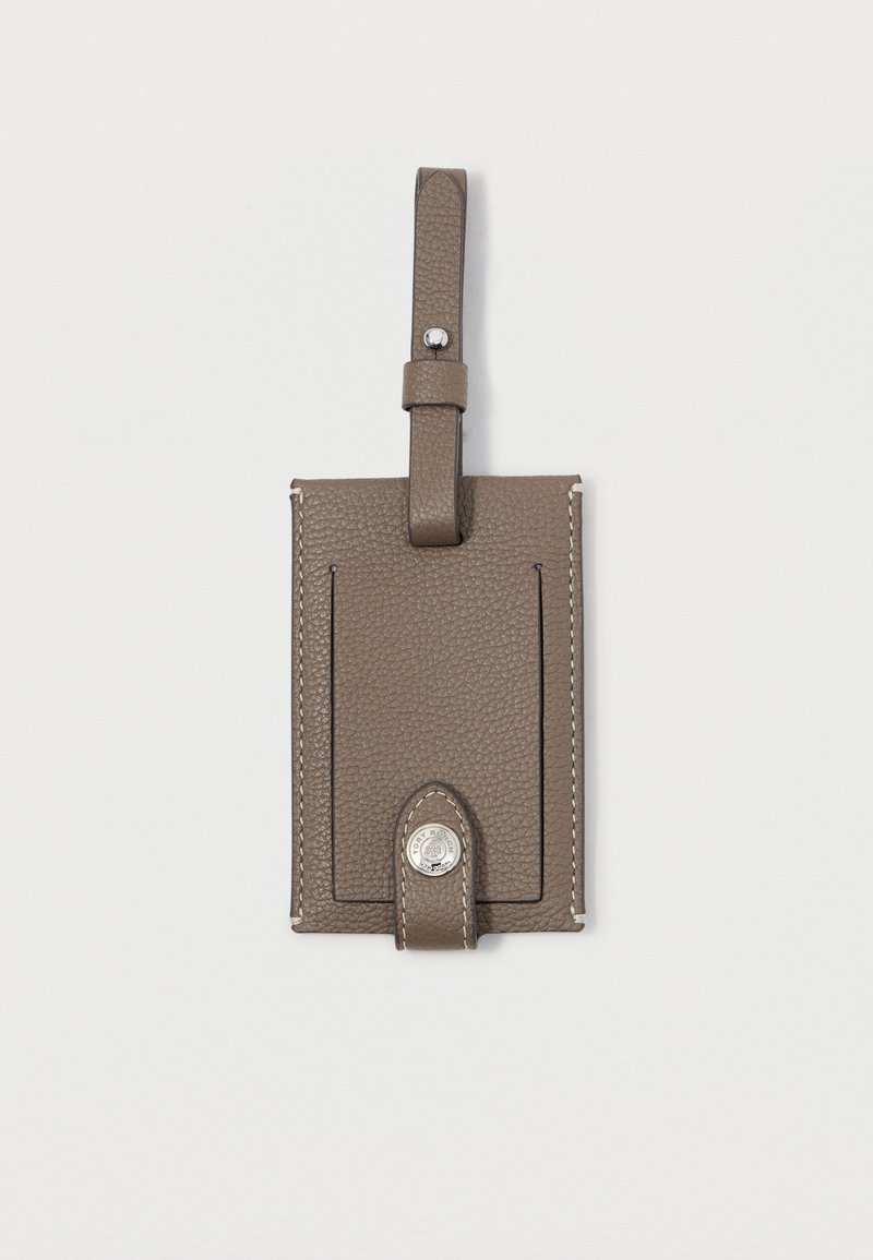 Δερμάτινο ετικέτα βαλίτσας σε σκούρο ταοπί χρώμα με υφασμάτινη υφή, διαθέτοντας θηλιά προσάρτησης και λεπτομέρεια με ασημί κουμπί. Ορατές διπλές θήκες για κάρτες.