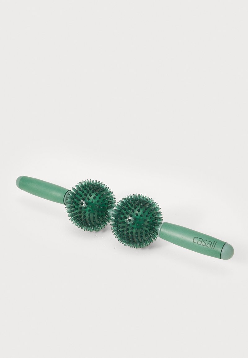 Roller de masaj verde cu două bile spinoase, fiecare atașată la un mâner. Fabricat din plastic texturat; design ergonomic pentru prindere și utilizare.