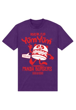 T-shirt di cotone viola con grafica di un panda burger in stile cartone animato di colore rosso, con testo che recita "Yum Yum" e "Panda Burgers" sopra e sotto.
