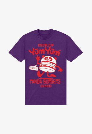 Fioletowy bawełniany t-shirt z grafiką burgera w stylu kreskówkowym przedstawiającą pandę w kolorze czerwonym, z napisem "Yum Yum" oraz "Panda Burgers" powyżej i poniżej.