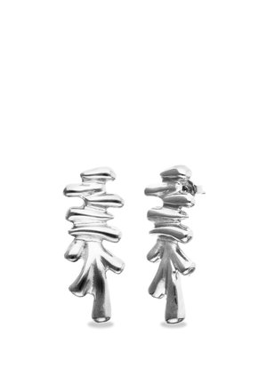 Boucles d'oreilles clous abstraites en forme de corail, ton argent, avec une finition polie et texturée sur fond blanc.